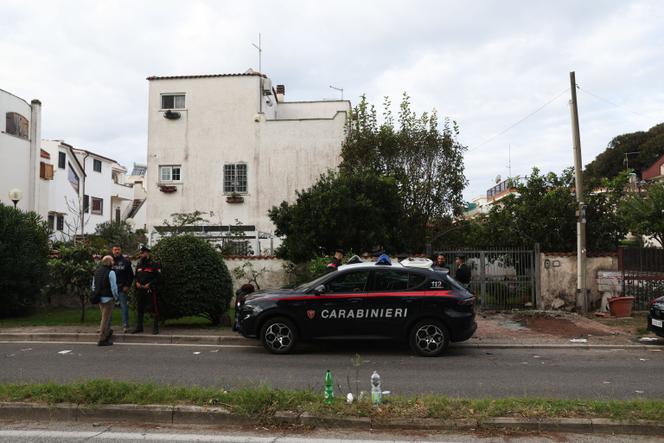 ضباط شرطة أمام مقر إقامة الصحفي الإيطالي سيجفريدو رانوتشي، بعد الهجوم على سيارته، في بوميتسيا، بالقرب من روما، 17 أكتوبر 2025.