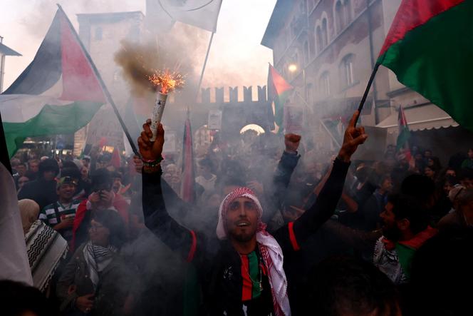 مظاهرة مناصرة للفلسطينيين على هامش مباراة التصفيات المؤهلة لكأس العالم 2026 بين إيطاليا وإسرائيل في أوديني (إيطاليا)، 14 أكتوبر 2025.