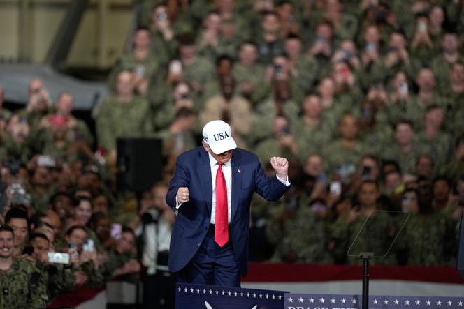 دونالد ترامب لدى وصوله على متن السفينة يو إس إس “جورج واشنطن” إلى القاعدة البحرية الأمريكية في يوكوسوكا جنوب طوكيو، في 28 أكتوبر 2025.