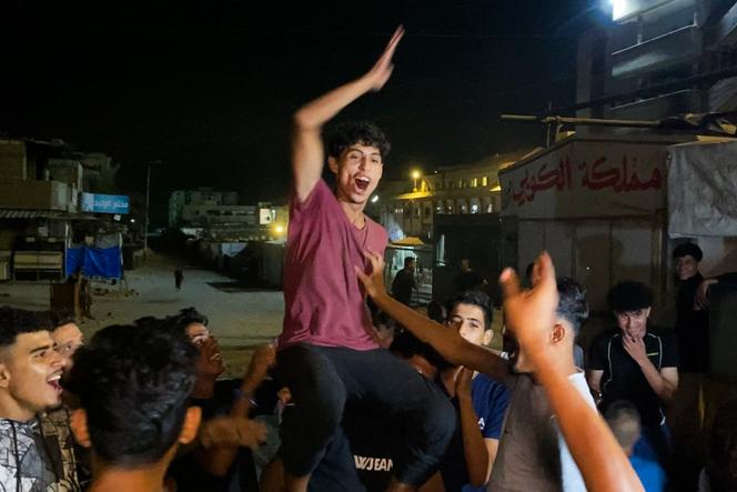 احتفالات في خان يونس جنوب قطاع غزة بعد إعلان وقف إطلاق النار بين إسرائيل وحماس، 9 أكتوبر 2025. 