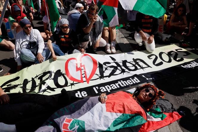 يدعو المتظاهرون إلى مقاطعة يوروفيجن خلال حفل افتتاح المسابقة ، في بازل (سويسرا) ، 11 مايو 2025.