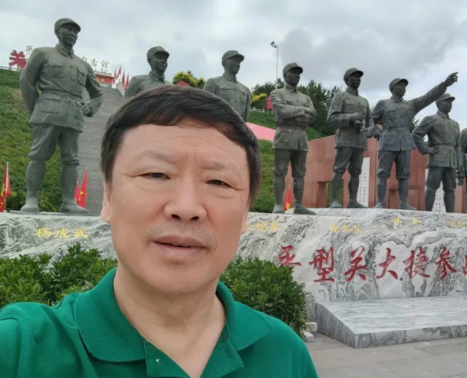 صورة من حساب Hu Xijin على Weibo، تظهره أمام نصب تذكاري في Pingxingguan، الصين. 