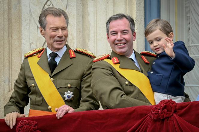 أعضاء عائلة Luxembourg Grand-Ducal (من اليسار إلى اليمين): يستقبل Grand Duke Henri و Grand Duke Guillaume و Prince Charles من شرفة القصر ، في مدينة لوكسمبورغ ، في 3 أكتوبر 2025.