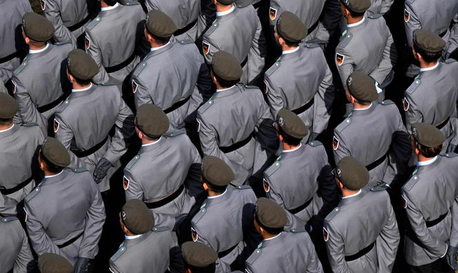 مجندون في الجيش الألماني (Bundeswehr) يؤدون القسم في 4 سبتمبر 2025 أمام البرلمان الإقليمي لشمال الراين وستفاليا في دوسلدورف، غرب ألمانيا.