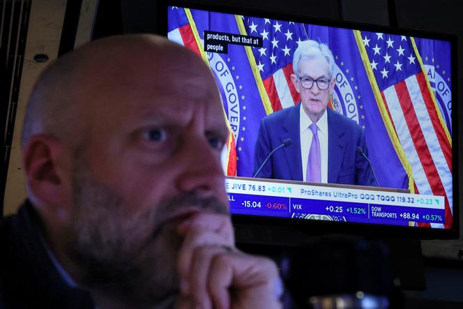 المؤتمر الصحفي لرئيس الاحتياطي الفيدرالي الأمريكي جيروم باول المذاع على شاشات بورصة نيويورك 29 أكتوبر 2025.