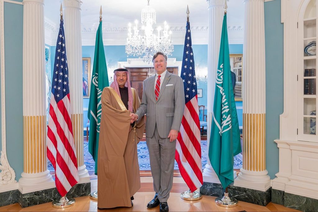 نائب وزير الخارجية يبحث سبل تعزيز العلاقات الاستراتيجية مع نظيره الأمريكي