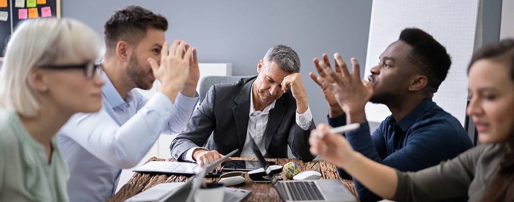 خبير: تحديات بيئة العمل أمر طبيعي والهروب قد يدمّر المسيرة المهنية