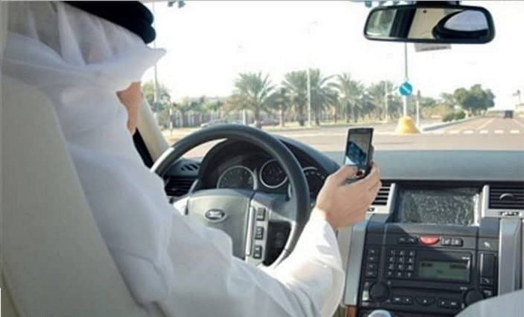 مختص: استخدام الهاتف المحمول أثناء القيادة من أبرز المشتّتات المسبّبة للحوادث