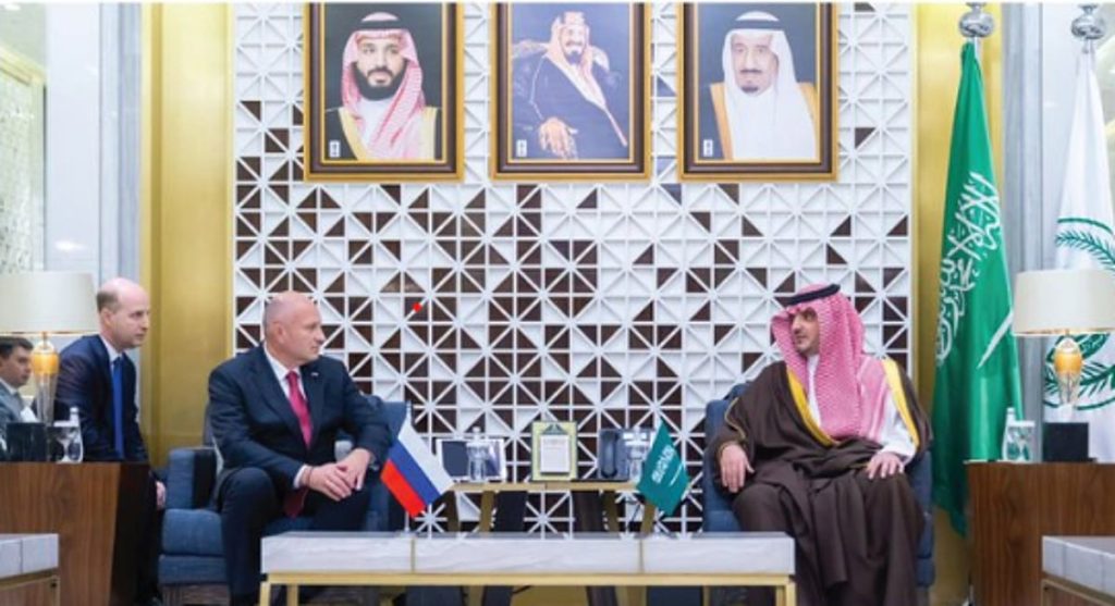 الأمير عبدالعزيز بن سعود يبحث تعزيز التعاون مع وزير الدفاع المدني والطوارئ الروسي