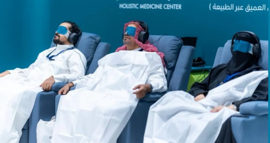 "العلاج بالصوت" يجذب الزوار في "عش بصحة" ضمن ملتقى الصحة العالمي 2025