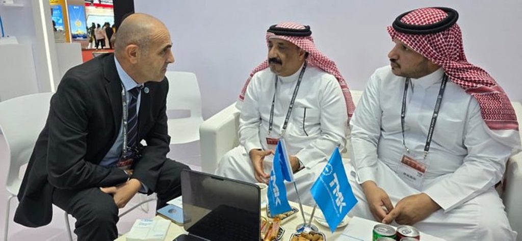 «هيئة المساحة الجيولوجية» تبحث التعاون مع شركات وخبراء في مؤتمر الصين للتعدين