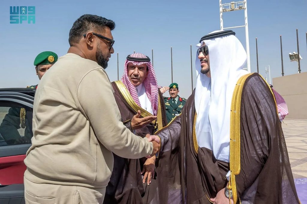 رئيس غويانا التعاونية يصل إلى الرياض وفي مقدمة مستقبليه نائب أمير المنطقة