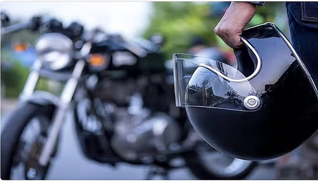 المرور يحث قادة الدراجات الآلية ومرافقيهم على ارتداء خوذة الرأس