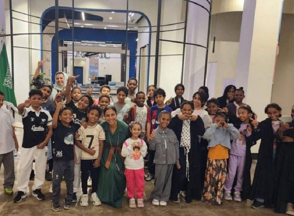 90 طالبًا وطالبة من «الجمعيّة الأولى» يتدرّبون على الموسيقى في المركز السعودي بجدة