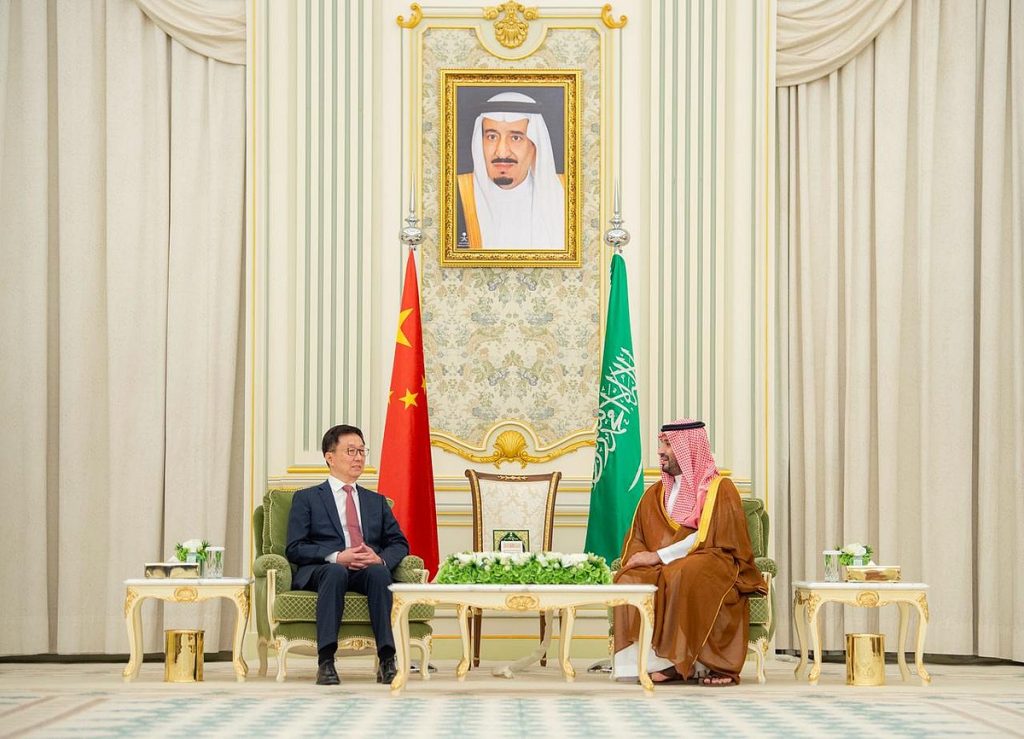 ولي العهد يستقبل نائب رئيس جمهورية الصين الشعبية