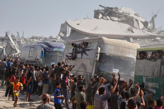 استقبال السجناء الفلسطينيين لدى وصولهم إلى قطاع غزة بعد إطلاق سراحهم، في خان يونس، 13 أكتوبر، 2025.