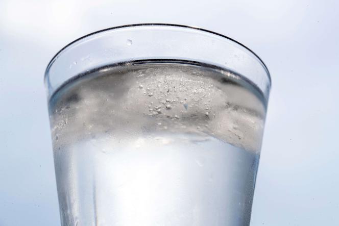 يكون حمض Trifluoroacetic ، أو TFA ، موجودًا تقريبًا في إمدادات الطاقة ، والمياه المعدنية ، ومياه الصنبور. كوب من ماء الصنبور في ليردي ، بلجيكا ، 17 يوليو 2022.