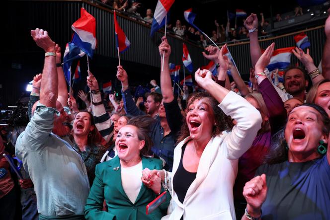 لدى إعلان نتائج استطلاع آراء الناخبين، خلال أمسية الانتخابات التي نظمها حزب الوسط D66، في مدينة لايدن (هولندا)، 29 أكتوبر 2025. 