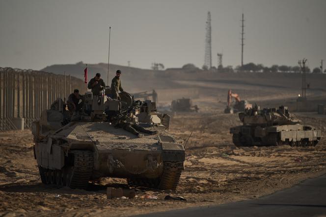 جنود إسرائيليون يتحركون على طول الحدود بين إسرائيل وغزة، 21 أكتوبر، 2025. 