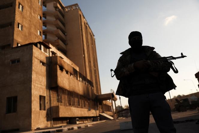 مقاتل من الجماعة الإسلامية السورية هيئة تحرير الشام، في دمشق، سوريا، 13 ديسمبر 2024.