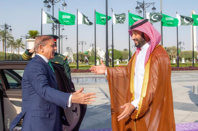 يرحب الأمير السعودي محمد بن سلمان برئيس الوزراء الباكستاني ، شيباز شريف ، في الرياض ، في 17 سبتمبر 2025 ، لتوقيع اتفاقية دفاع بين بلدانهم. 