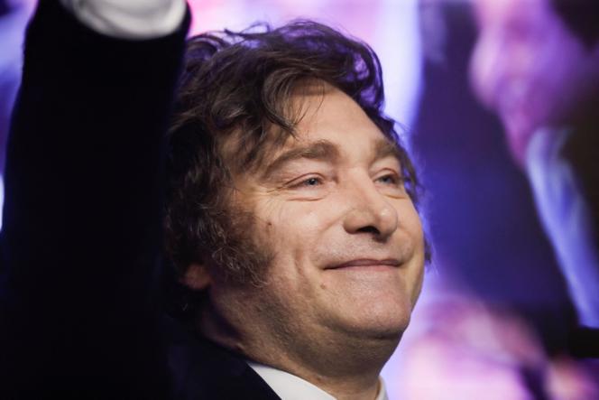 الرئيس الأرجنتيني خافيير مايلي عشية فوز حزبه لا ليبرتاد أفانزا في الانتخابات النصفية في 26 أكتوبر 2025، في بوينس آيرس.