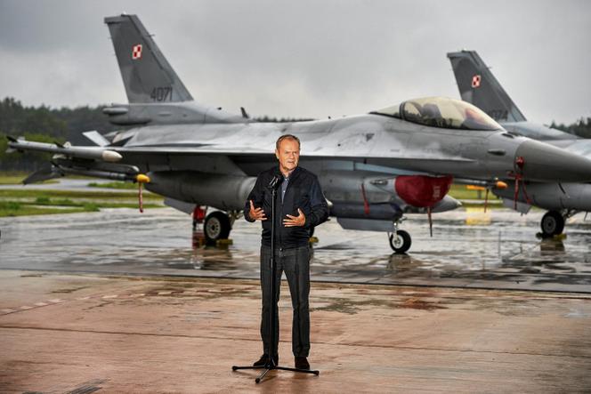 رئيس الوزراء البولندي دونالد تاسك ، أمام الطائرات المقاتلة البولندية F-16 خلال مؤتمر صحفي حول التهديد الذي تشكله الطائرات بدون طيار الروسية في المجال الجوي للبلاد ، في لاسك ، بولندا ، 11 سبتمبر 2025. 