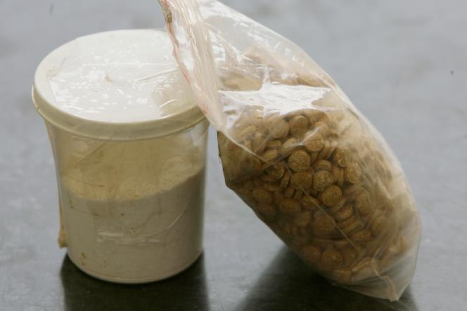 حبوب الكبتاغون بجانب كوب يحتوي على الكوكايين في مكتب لقوى الأمن الداخلي اللبناني في بيروت في يونيو 2010. 