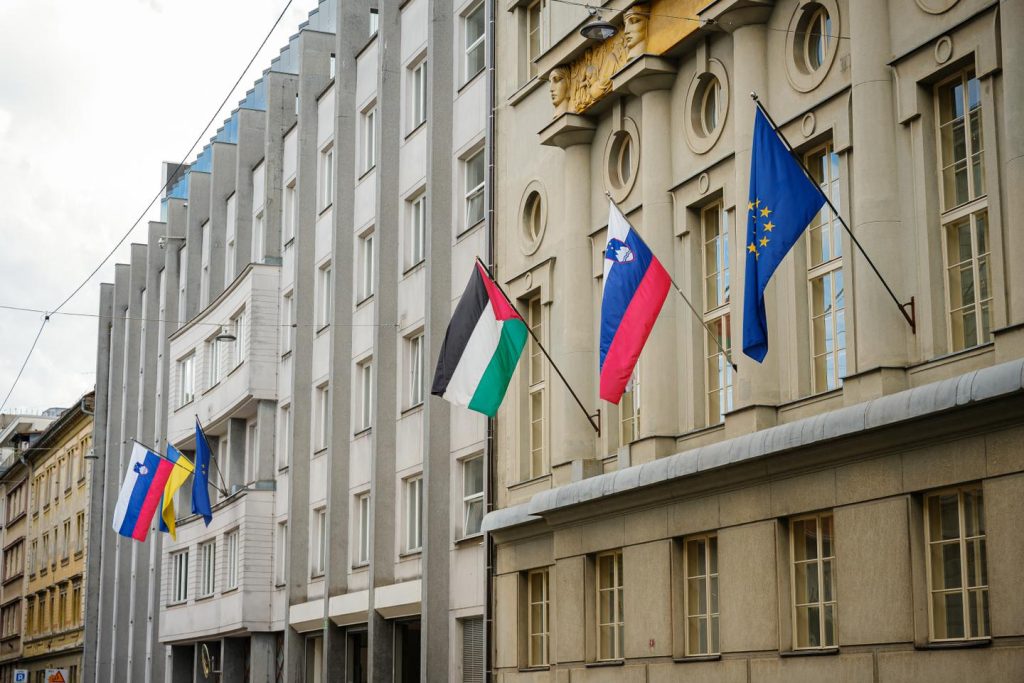 وفيما يتعلق بالمسألة الإسرائيلية الفلسطينية، فإن المواقف التشيكية والسلوفينية تعكس الخلافات الأوروبية