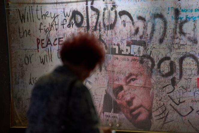 خلال مسيرة بمناسبة الذكرى الثلاثين لاغتيال رئيس الوزراء الإسرائيلي إسحاق رابين، الذي ظهر وجهه على جدار مغطى بالكتابات، في تل أبيب، 1 نوفمبر، 2025.