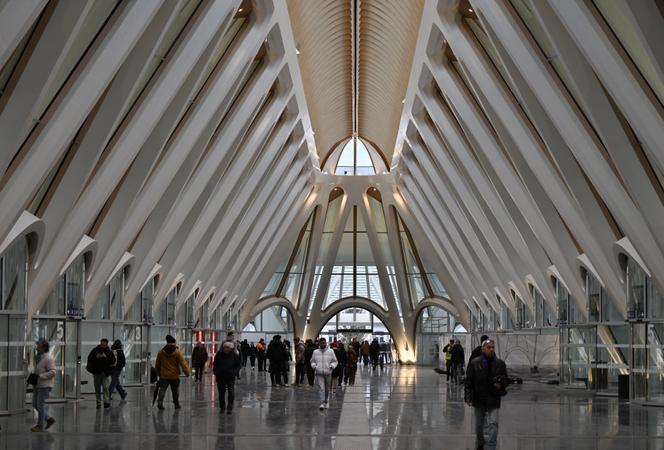 مسافرون يعبرون المحطة الجديدة في مونس (بلجيكا)، 18 ديسمبر 2024.