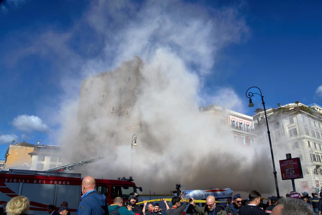 وفاة عامل في انهيار برج القرون الوسطى