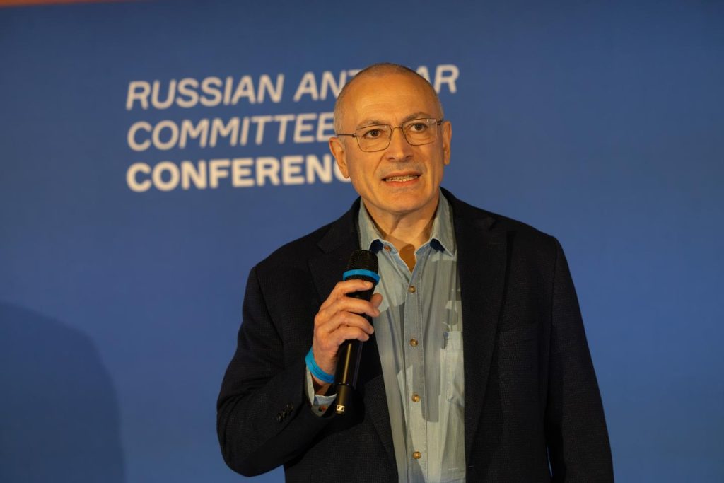 وأعلن الكرملين رجل الأعمال الروسي السابق ميخائيل خودوركوفسكي “إرهابيا”.