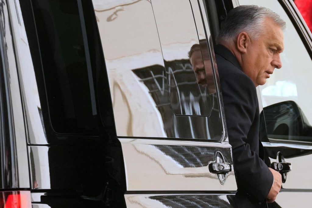 وفي المجر، يستخدم فيكتور أوربان الذكاء الاصطناعي لتشويه سمعة خصمه