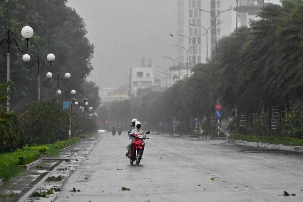 إعصار كالميجي يصل إلى اليابسة في وسط فيتنام، ويتم إجلاء آلاف الأشخاص