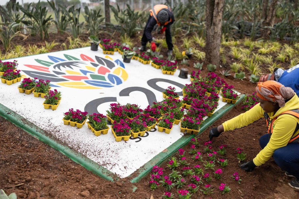 يرفض دونالد ترامب إرسال ممثل للولايات المتحدة إلى قمة مجموعة العشرين في جنوب إفريقيا، مشيرًا إلى الاضطهاد الذي يتعرض له المزارعون البيض
