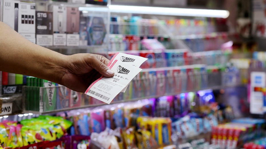 رجل من مدينة نيويورك يحمل تذاكر ميجا الملايين