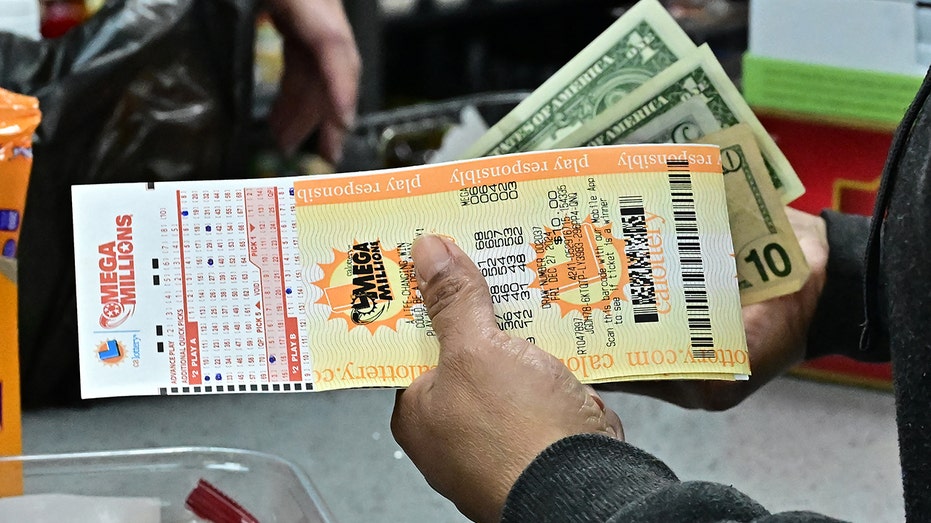 لقطة مقربة لتذاكر Mega Millions والنقود