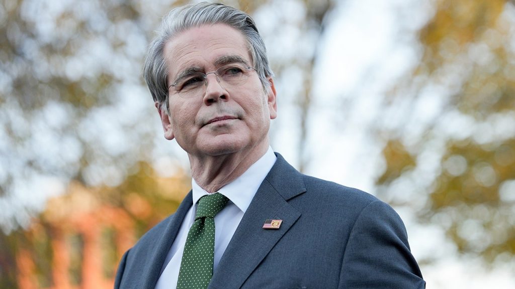 يحذر وزير الخزانة بيسنت من أن “العاصفة الكاملة” تختمر بينما يتطلع ترامب إلى دفع 2000 دولار