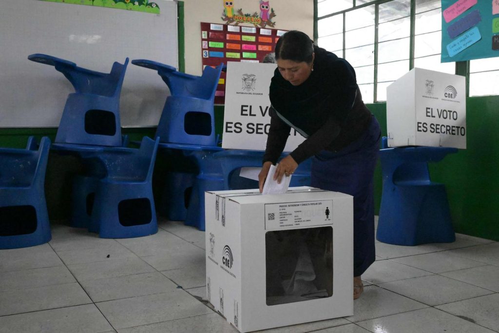 وفي الإكوادور أدى فشل الاستفتاء إلى الإضرار بصورة دانييل نوبوا باعتباره رئيساً “قوياً”.