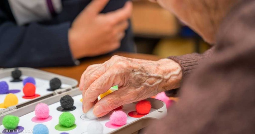 دراسة: انخفاض الدخل يرفع خطر الإصابة بالخرف
