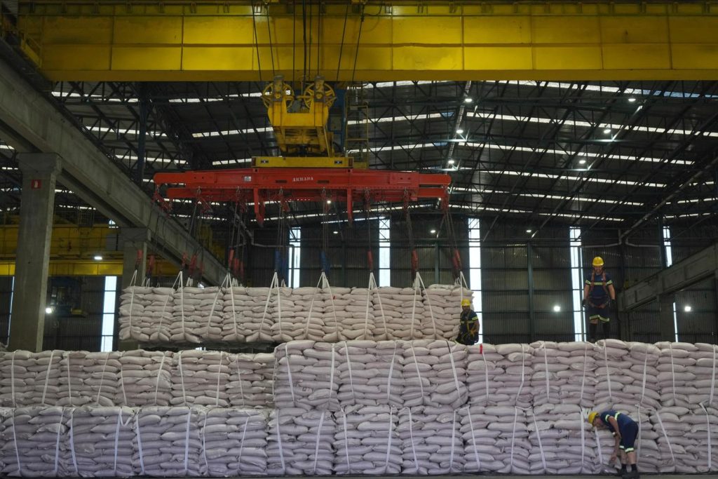 إدارة ترامب تتراجع عن رفع الرسوم الجمركية على الصادرات الرئيسية