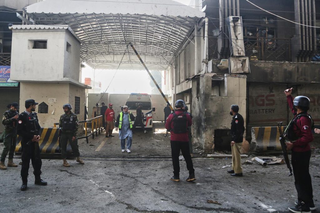 وفي باكستان، قتل ثلاثة في هجوم انتحاري ضد قوات أمن الحدود