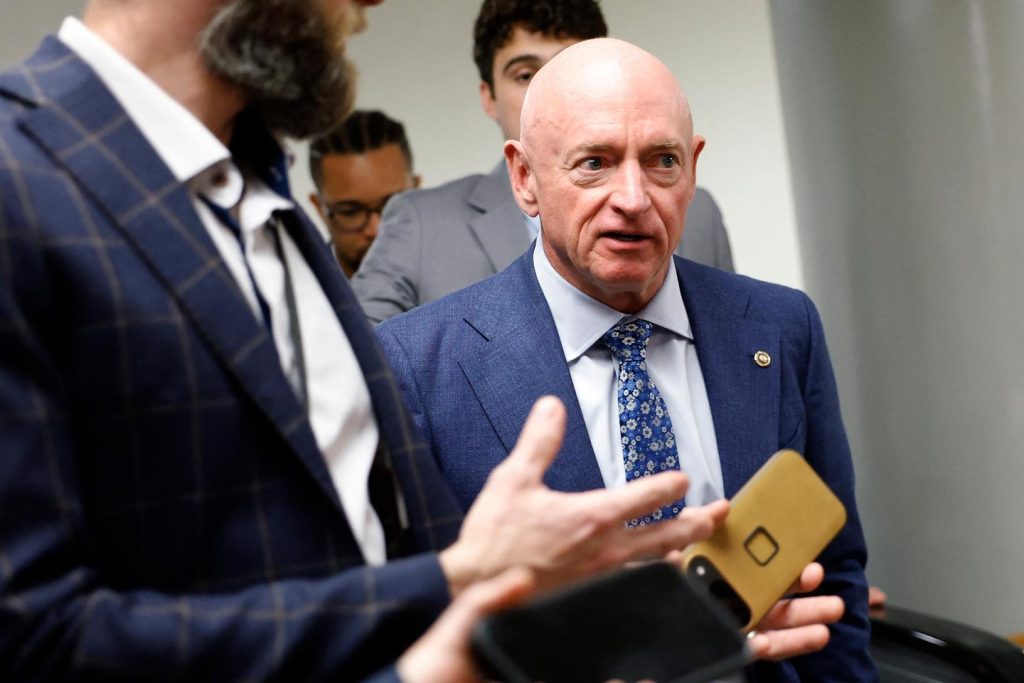 يحقق البنتاغون مع السيناتور الديمقراطي مارك كيلي، الذي دعا الجيش إلى عصيان “الأوامر غير القانونية” الصادرة عن البيت الأبيض