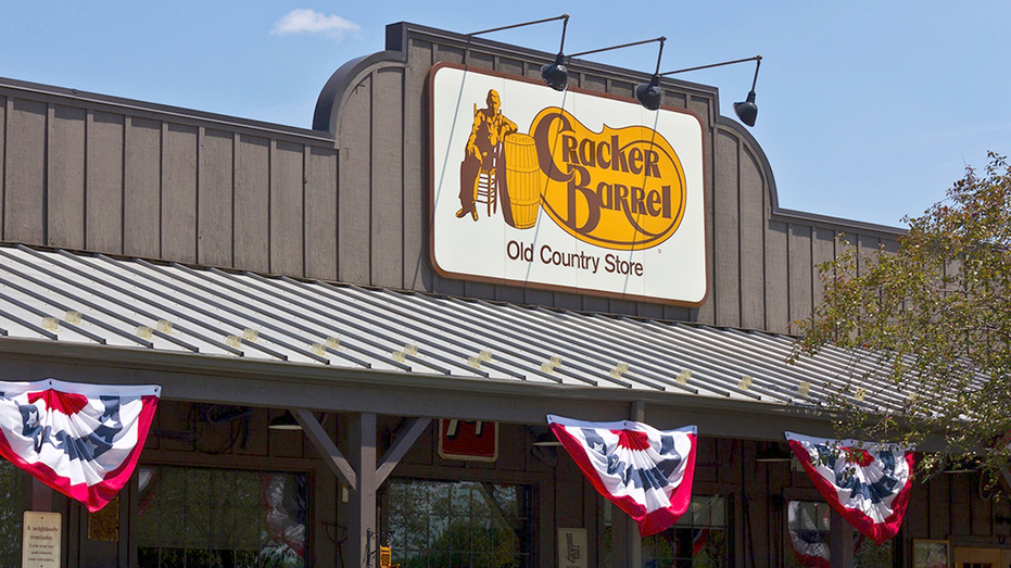 صورة تصور الشعار القديم على السطح الخارجي لمطعم Cracker Barrel