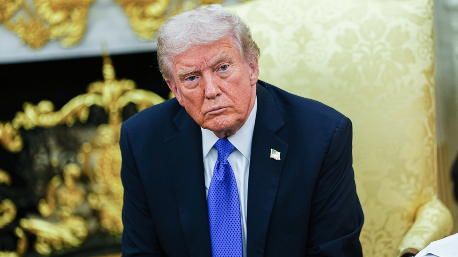 الرئيس الأمريكي دونالد ترامب يستمع إلى سؤال خلال لقاء ثنائي في المكتب البيضاوي.