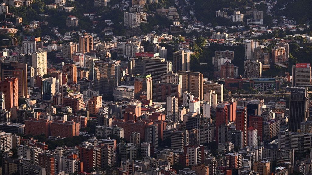 وتصف فنزويلا إعلان ترامب إغلاق المجال الجوي بأنه “تهديد استعماري” لسيادتها