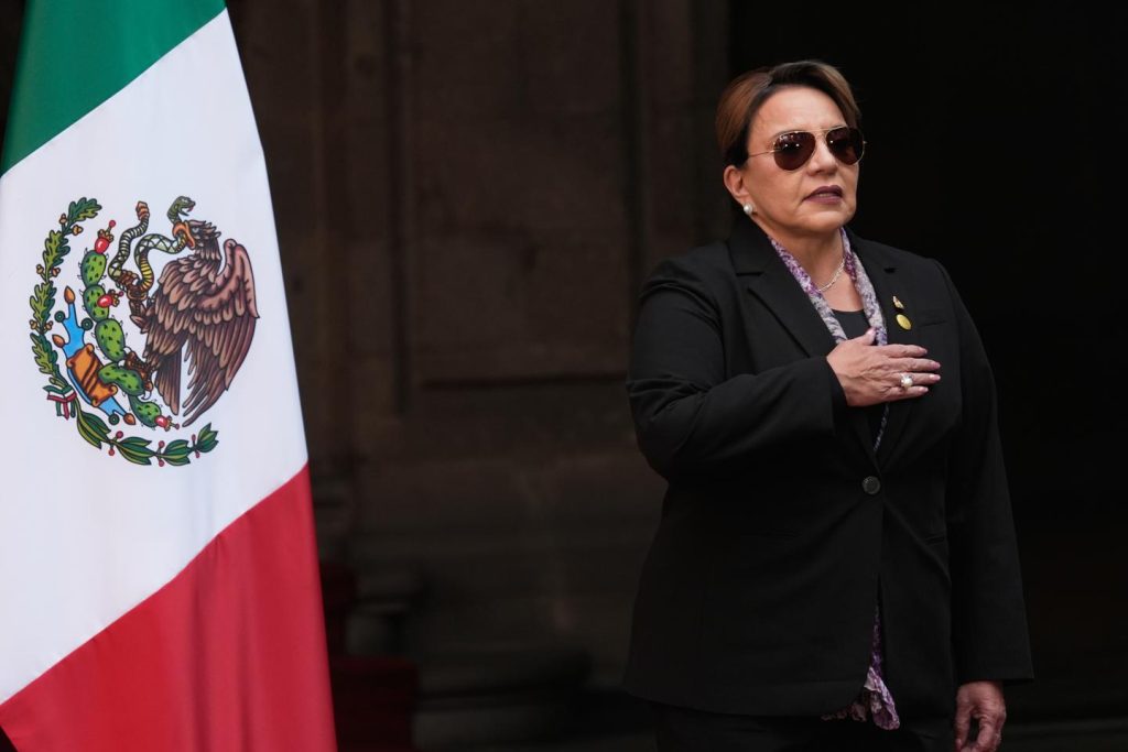 وفي هندوراس، دعا الناخبون إلى الحكم على سجل أول رئيس يساري، زيومارا كاسترو