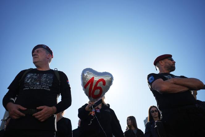 تجمع تكريمي للقتلى الستة عشر الذين قتلوا في نوفمبر 2024، أمام محطة نوفي ساد (صربيا)، 1 نوفمبر 2025.