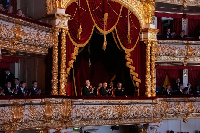 الرئيس الروسي فلاديمير بوتين، محاطًا بالرئيس الكازاخستاني قاسم جومارت توكاييف وأولغا ليوبيموفا، وزيرة الثقافة الروسية، في مسرح البولشوي في موسكو، 12 نوفمبر 2025. 